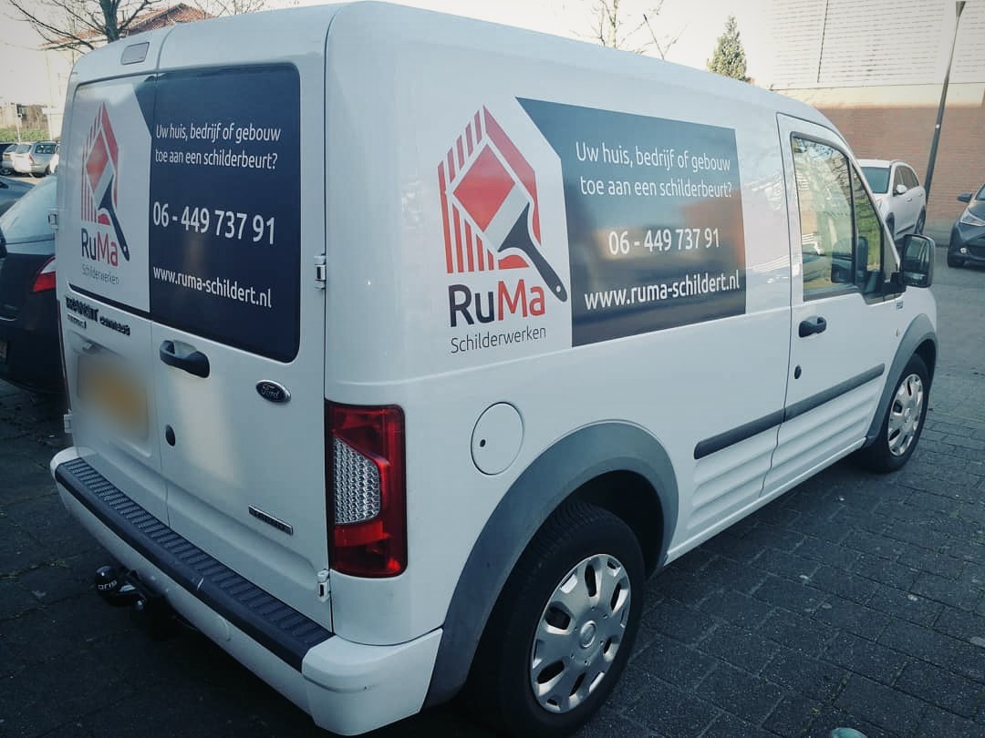 De witte bus van RuMa Schilderwerken met het logo en de tekst Uw huis, bedrijf of gebouw toe aan een schilderbeurt?