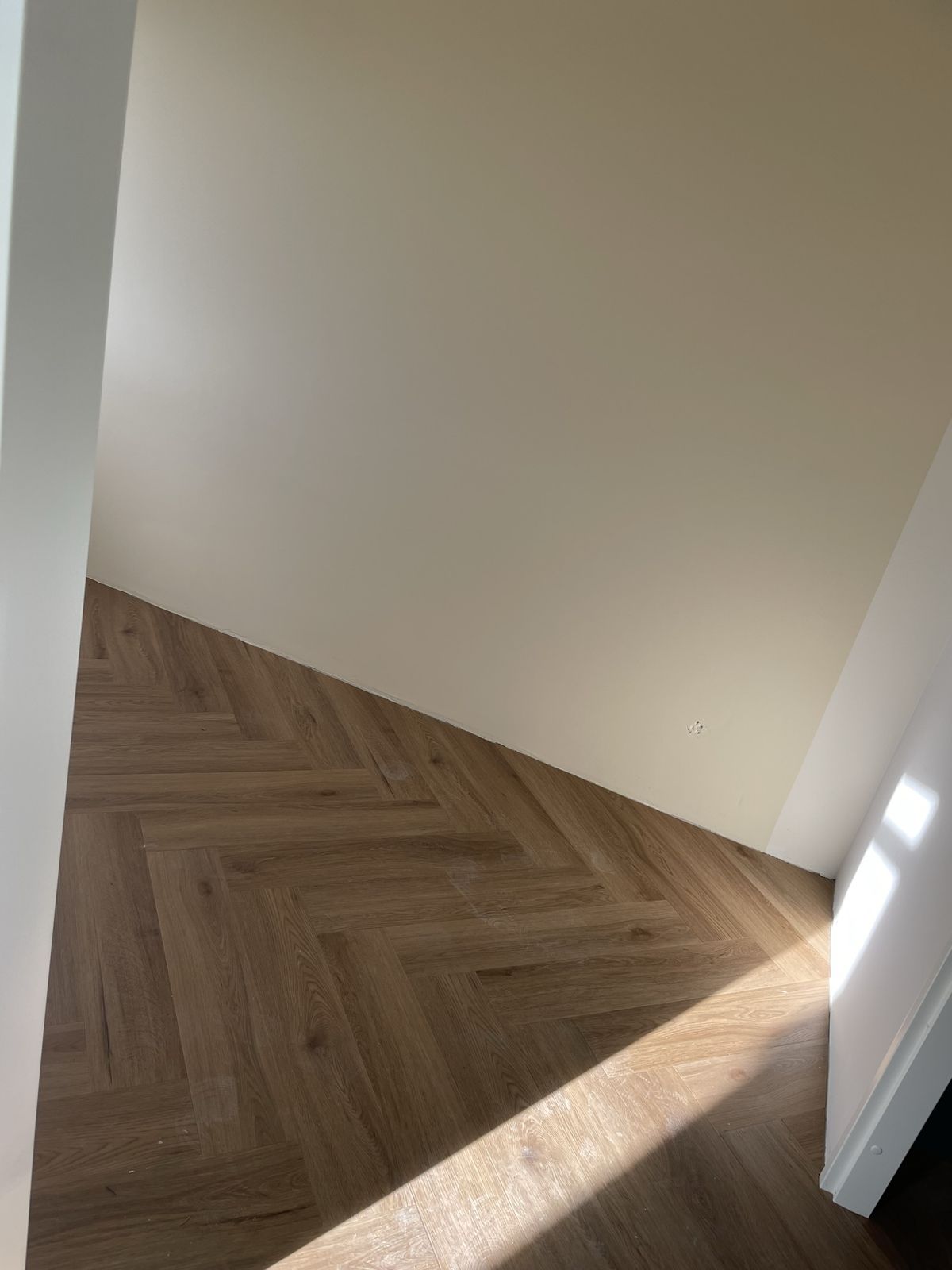 Lege kamer met strak wit geschilderde wanden en plafond